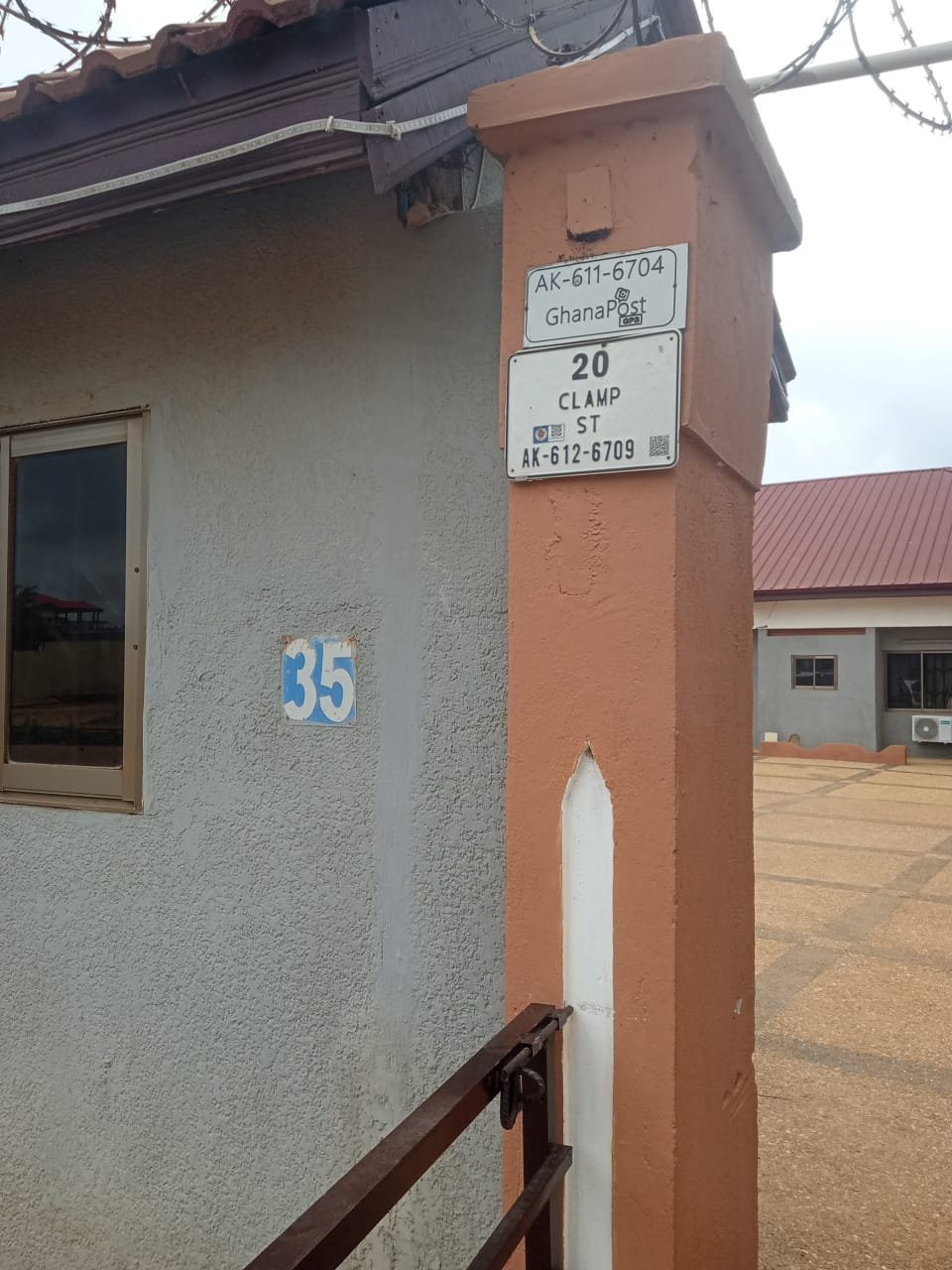 Entrance and spacious parking at De White Star Guest House